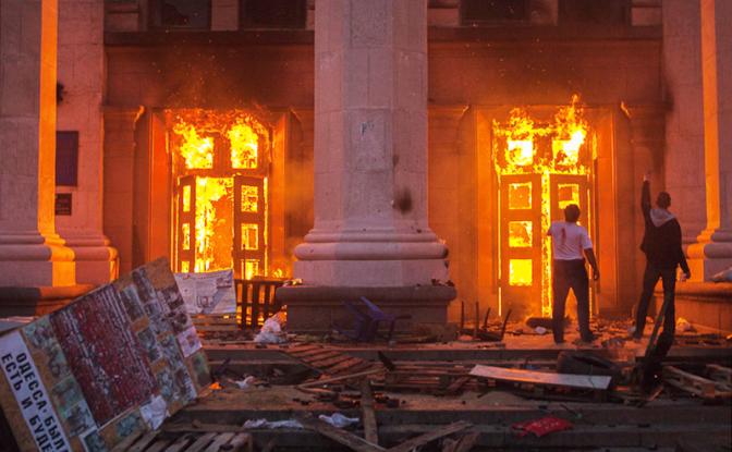 На фото: Украина. Одесса. 2 мая 2014 года. Пожар в здании областного совета профсоюзов.