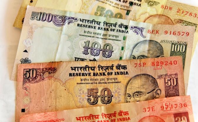 На фото: различные индийские банкноты, рупии.