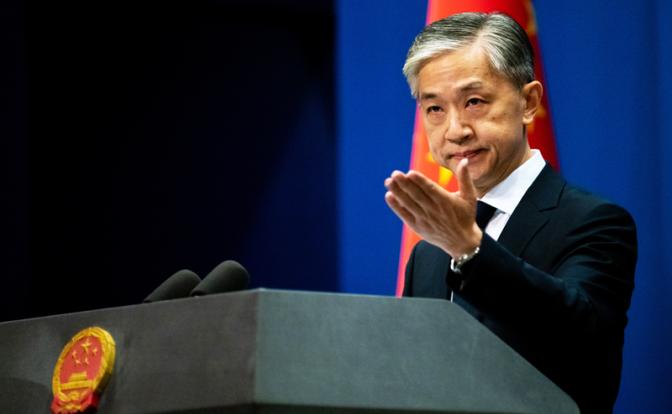 На фото: официальный представитель МИД КНР Ван Вэньбинь.