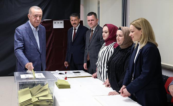 На фото: лидер Партии справедливости и развития и президент Турции Реджеп Тайип Эрдоган во время голосования за нового президента и парламента