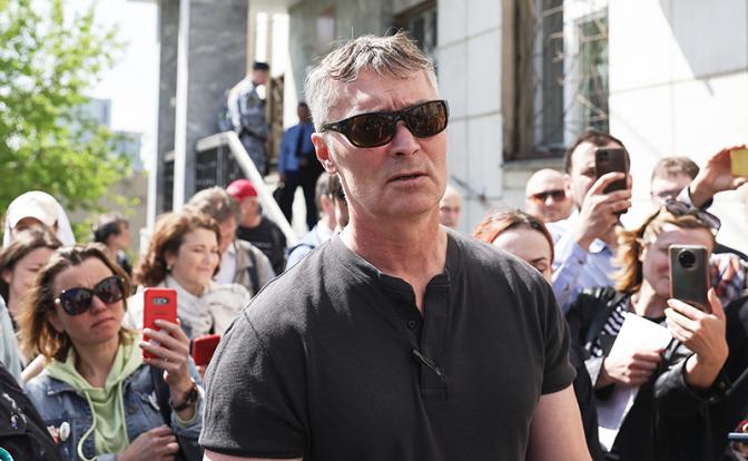 На фото: бывший мэр Екатеринбурга Евгений Ройзман (признан в РФ иноагентом) (в центре) во время общения с журналистами после оглашения приговора по уголовному делу о дискредитации Вооруженных сил РФ у Октябрьского районного суда.