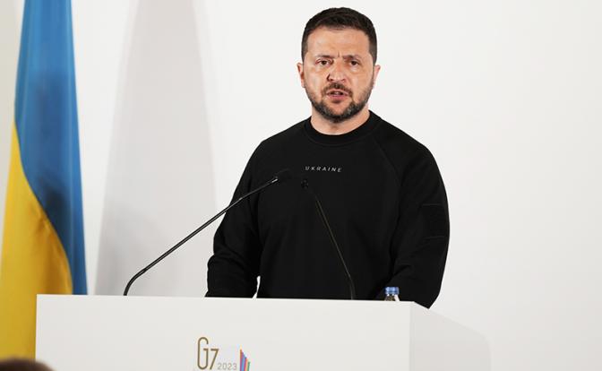 На фото: президент Украины Владимир Зеленский во время пресс-конференции на саммите лидеров стран "Большой семерки" (G7).