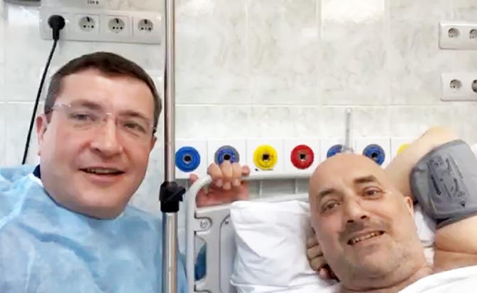 На фото: губернатор Нижегородской области Глеб Никитин и писатель Захар Прилепин (слева направо) в больничной палате.