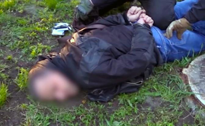 На фото: задержание инженера-конструктора предприятия оборонно-промышленного комплекса, подозреваемого в госизмене.