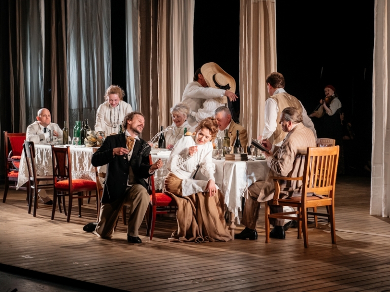 На фото: сцена из спектакля Сергея Газарова &laquo;Дядя Жорж&raquo;