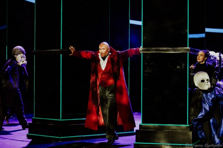 На фото: сцена из драмы &laquo;Арбенин. Маскарад без слов&raquo;.