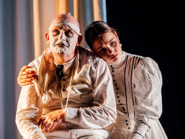 На фото: сцена из спектакля Сергея Газарова &laquo;Дядя Жорж&raquo;