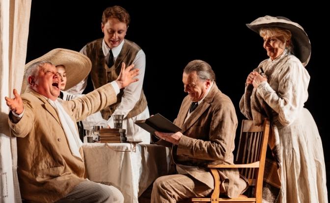 На фото: сцена из спектакля Сергея Газарова «Дядя Жорж»