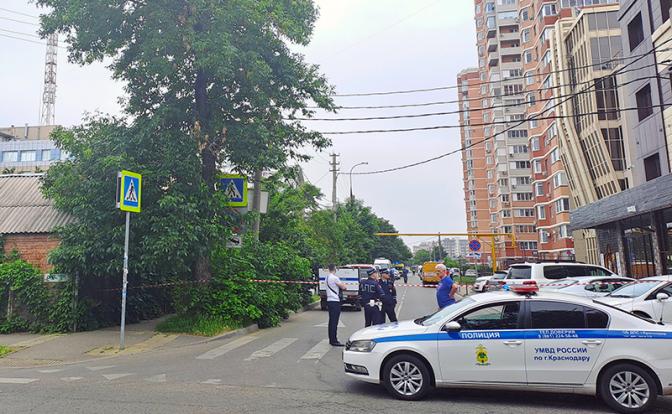 На фото: полицейское оцепление у места взрыва в районе улиц Морская в Краснодаре