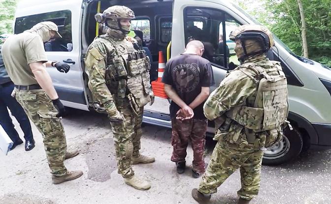 На фото: сотрудники ФСБ во время задержания жителя Геленджика, сторонника украинских националистов, готовившего теракт на объекте правоохранительных органов.