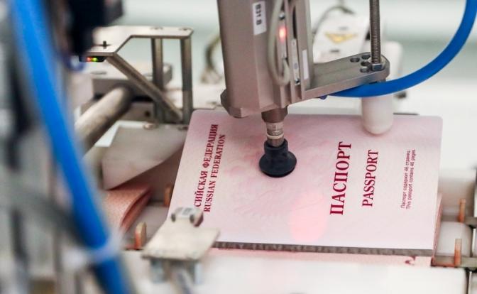 На фото: изготовление биометрических заграничных паспортов граждан Российской Федерации в Московской типографии – филиале АО "Гознак".