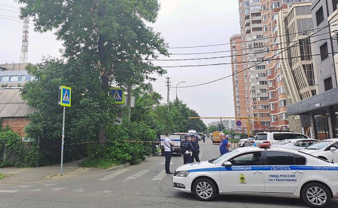 На фото: полицейское оцепление у места взрыва в районе улиц Морская в Краснодаре