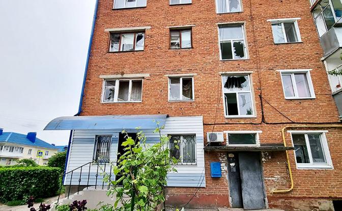 На фото: последствия обстрела города со стороны ВСУ.