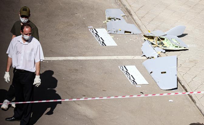 На фото: обломки беспилотника у жилого многоэтажного дома №92 корпус 1 на Ленинском проспекте, который был атакован беспилотным летательным аппаратом (БПЛА).