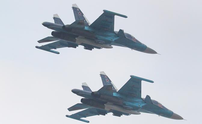 На фото: истребители-бомбардировщики Су-34
