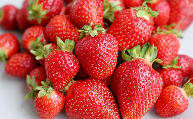 Врач рассказала, чем опасна клубника