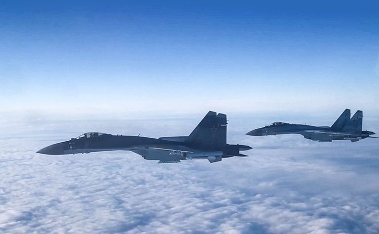 На фото: два ракетоносца Ту-95МС во время планового полета над нейтральными водами Арктики