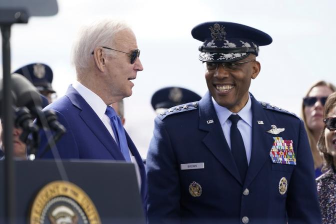 На фото: президент США Джо Байден посетил церемонию выпуска кадетов Академии ВВС США в штате Колорадо