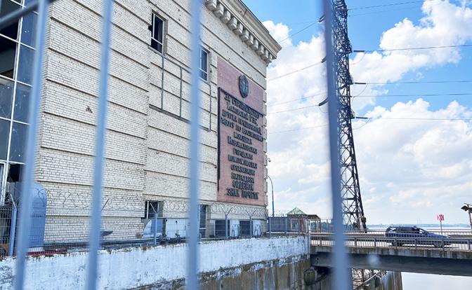 На фото: вид на Каховскую гидроэлектростанцию.