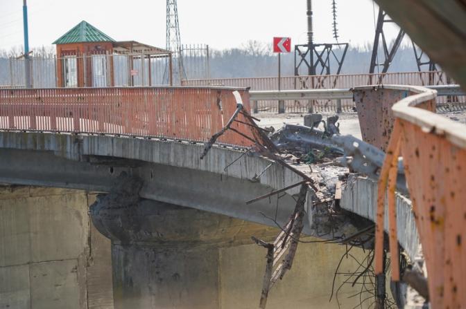 На фото: разрушения на территории Каховской гидроэлектростанции.