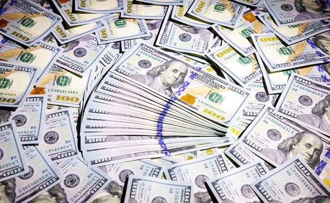 Курс доллара взял новый знаковый рубеж