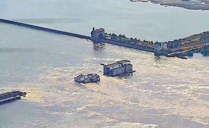 На фото: вид сверху на подтопленную Каховскую ГЭС.