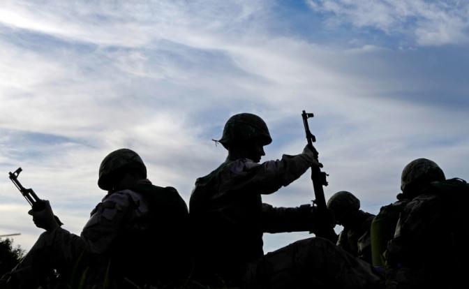 На фото: солдаты ВСУ чистят оружие.