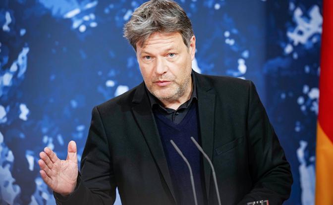 На фото: министр экономики и вице-канцлер Германии Роберт Хабек.