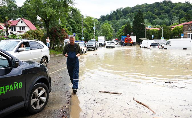 На фото: последствия сильного дождя в Сочи