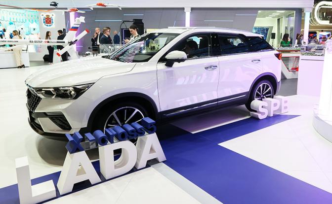 На фото: автомобиль Lada X-Cross 5