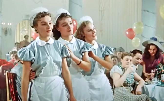 На фото: актриса Евгения Шмелева (слева) в фильме «Карнавальная ночь».