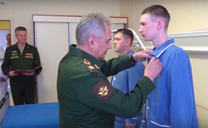 На фото: министр обороны РФ генерал армии Сергей Шойгу посетил военнослужащих-участников спецоперации, находящихся на лечении в Национальном медицинском исследовательском центре высоких медицинских технологий.