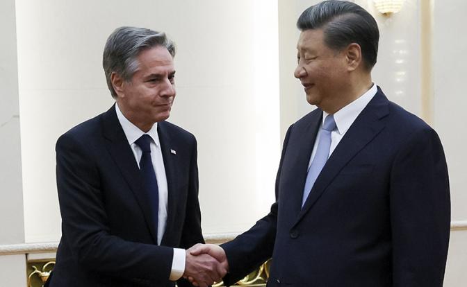 На фото: председатель КНР Си Цзиньпин и госсекретарь США Энтони Блинкен (справа налево) во время встречи.