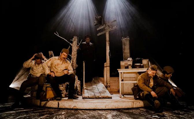 "На кровавую бойню со школьной скамьи": повесть Окуджавы в театре «У Никитских ворот»