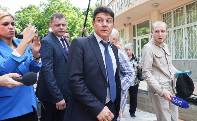 На фото: бывший командир сгоревшего самолета Sukhoi Superjet 100 Денис Евдокимов (в центре), обвиняемый в гибели пассажиров при жесткой посадке в аэропорту Шереметьево в мае 2019 года, после оглашения приговора у здания Химкинского городского суда.