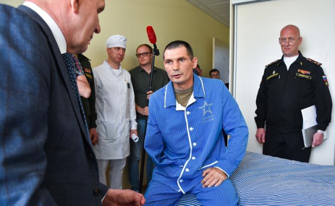 На Петербургском международном экономическом форуме Владимир Киселев, Григорий Лепс и Николай Басков объявили о том, что каждому, кто выведет из строя танк ВСУ, заплатят по миллиону. Первым военным, получившим деньги, стал Андрей Кравцов (на фото).