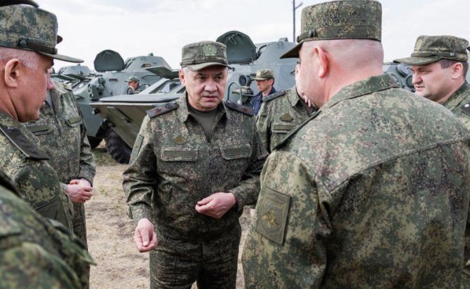 На фото: министр обороны РФ Сергей Шойгу (в центре)