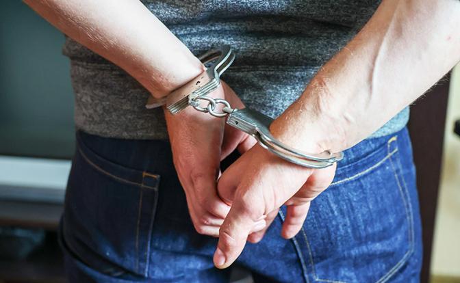 В Подмосковье задержали полицейского, который сбил велосипедиста и попытался добить его ножом 