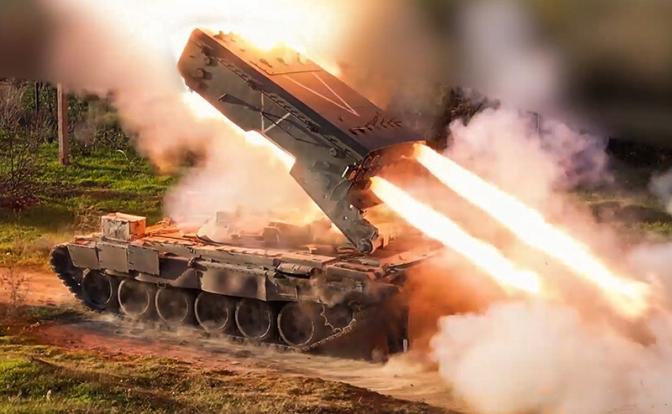 На фото: боевая работа расчетов тяжелых огнеметных систем ТОС-1А "Солнцепек" в ходе специальной военной операции.