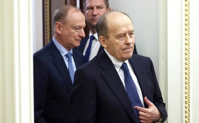 На фото: секретарь Совета Безопасности Николай Патрушев (слева) и директор Федеральной службы безопасности Александр Бортников перед началом совещания с участием руководителей силовых ведомств.