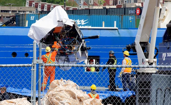 На фото: обломки подводного аппарата «Титан», извлеченные со дна океана рядом с местом крушения «Титаника», выгружаются с корабля Horizon Arctic на пирсе канадской береговой охраны в Сент-Джоне, Северная Каролина, Канада.