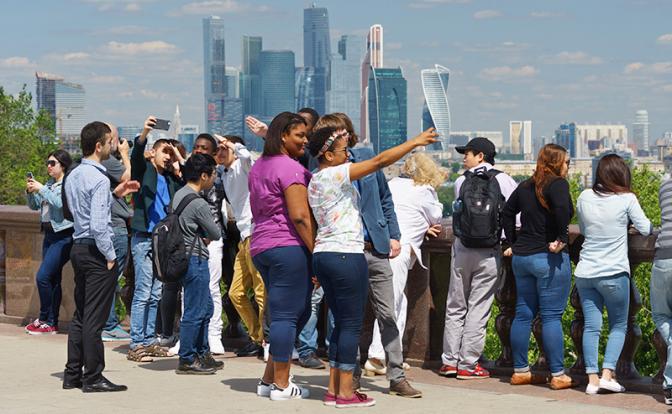 На фото: иностранные туристы на смотровой площадке Воробьевых гор в Москве.