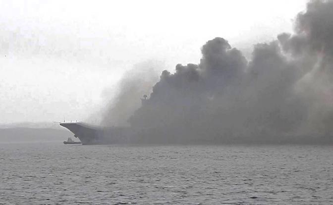 На фото: во время пожара борту авианосца проекта 11435 "Адмирал Кузнецов", 2019 год.