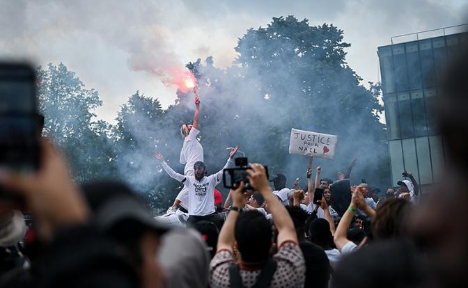 Во Франции для подавления беспорядков будут применять бронетехнику