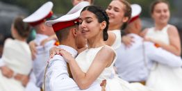 КТО, шпильки, "Алые паруса", длинная красная дорожка, аниматоры, именные браслеты: Чем запомнится выпускной 2023