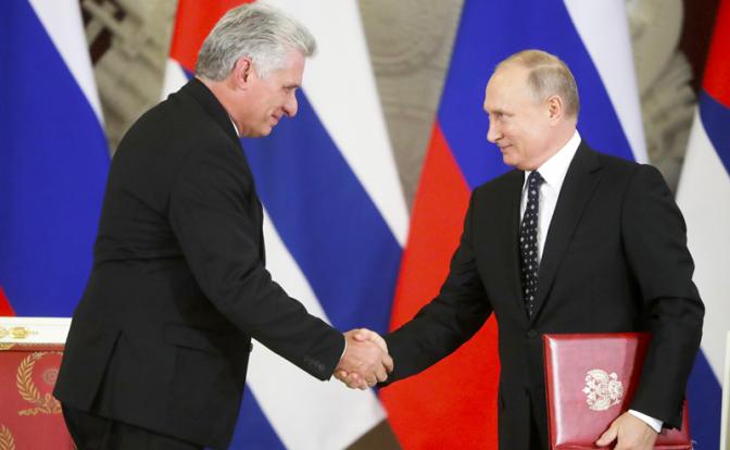 На фото: президент Кубы Мигель Диас-Канель Бермудес и президент России Владимир Путин (слева направо)