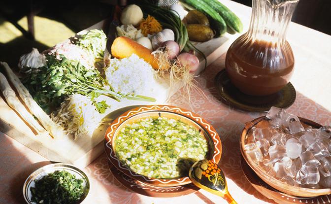 На фото: блюда национальной русской кухни - окрошка.