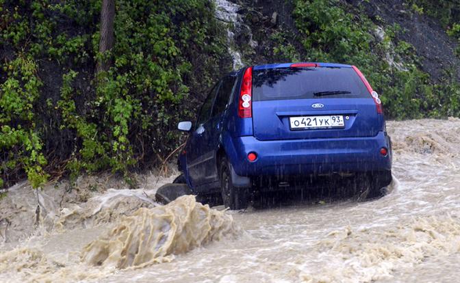 Чрезвычайная ситуация в Сочи: около десяти машин унесло потоком воды из-за ливней