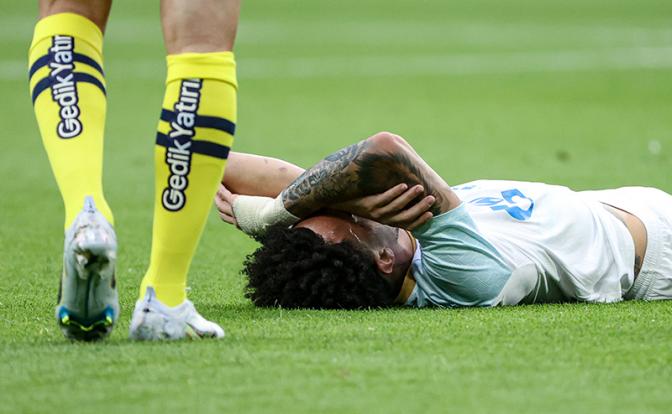 На фото: Клаудиньо ("Зенит"), получивший травму во время матча.