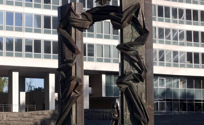 На фото: здание штаб-квартиры СВР в Москве